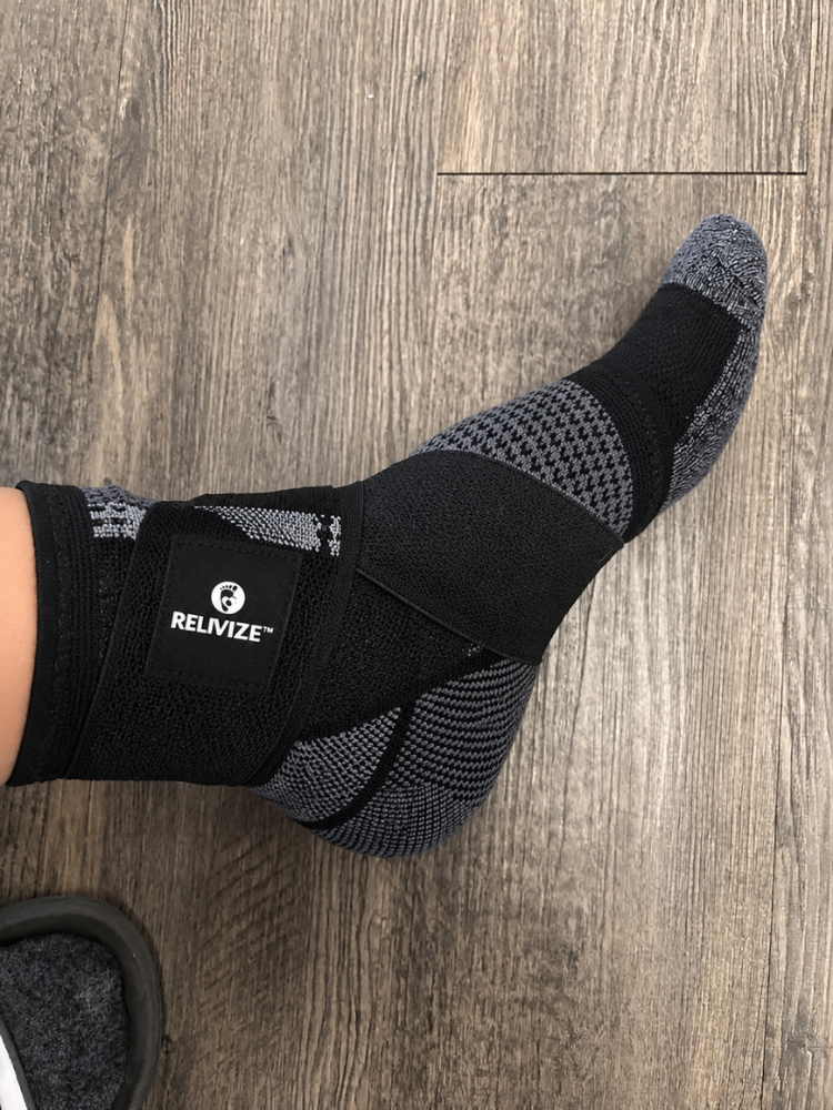 Relivize enkelbrace gedragen op de voet